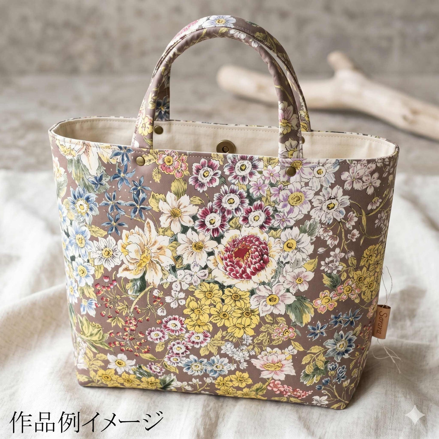さららブラウンベースフラワーADPJ-152シーティング生地(30cm以上10cm単位切り売り)「在庫限り」