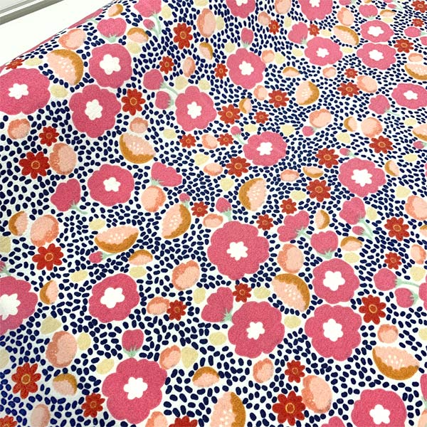 B&BFabrics黒い点字の花柄1737-355コットンポリエステル生地(30cm以上10cm単位切り売り)「在庫限り」