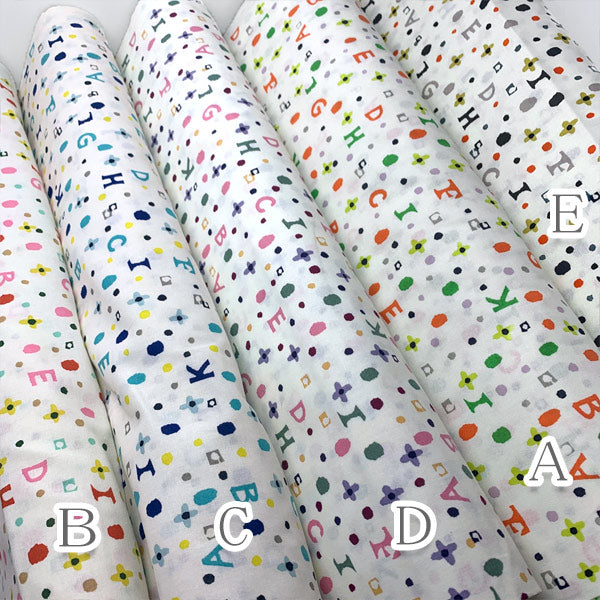 水玉とアルファベットと花柄Aオレンジ系シーチング生地AP22702-2コスモ(25)(30cm以上10cm単位切り売り)「在庫限り」