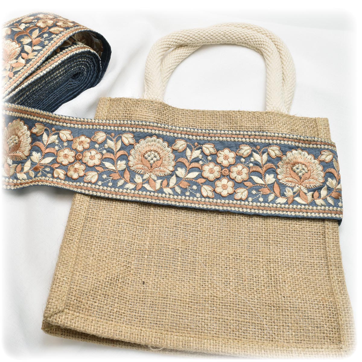 インド刺繍リボン大輪花と小花のアンティーク刺繍リボン幅75mm10cm単位切り売り(20cm以上)「在庫限り」