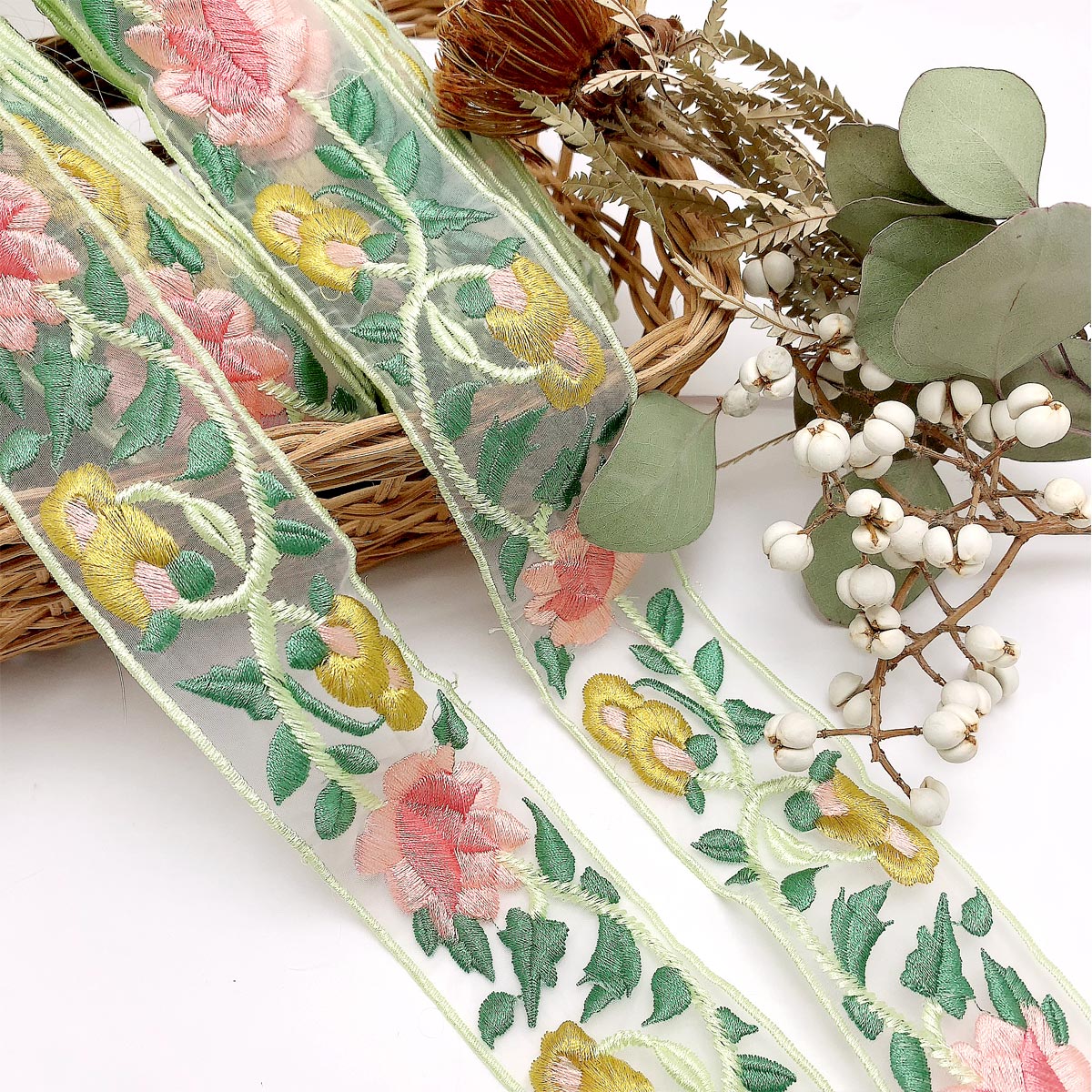 刺繍リボンピンクと黄色なウェーブ花柄刺繍リボン幅48mm10cm単位切り売り(50cm以上)「在庫限り」