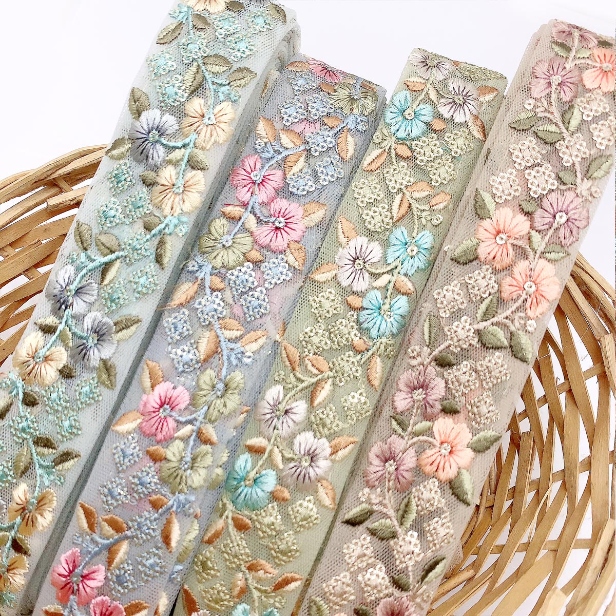 インド刺繍リボンひし形スパンコールと花柄シアー刺繍リボン幅35mm10cm単位切り売り(30cm以上)「在庫限り」