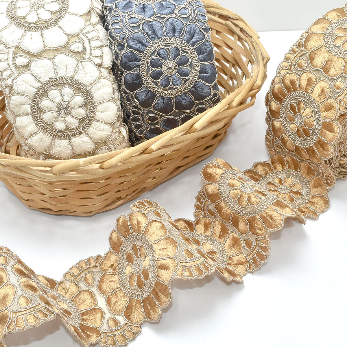 インド刺繍リボンゴールドラメ糸と上品な花型刺繍リボン幅80mm約8cm単位切り売り(数量2以上)「在庫限り」