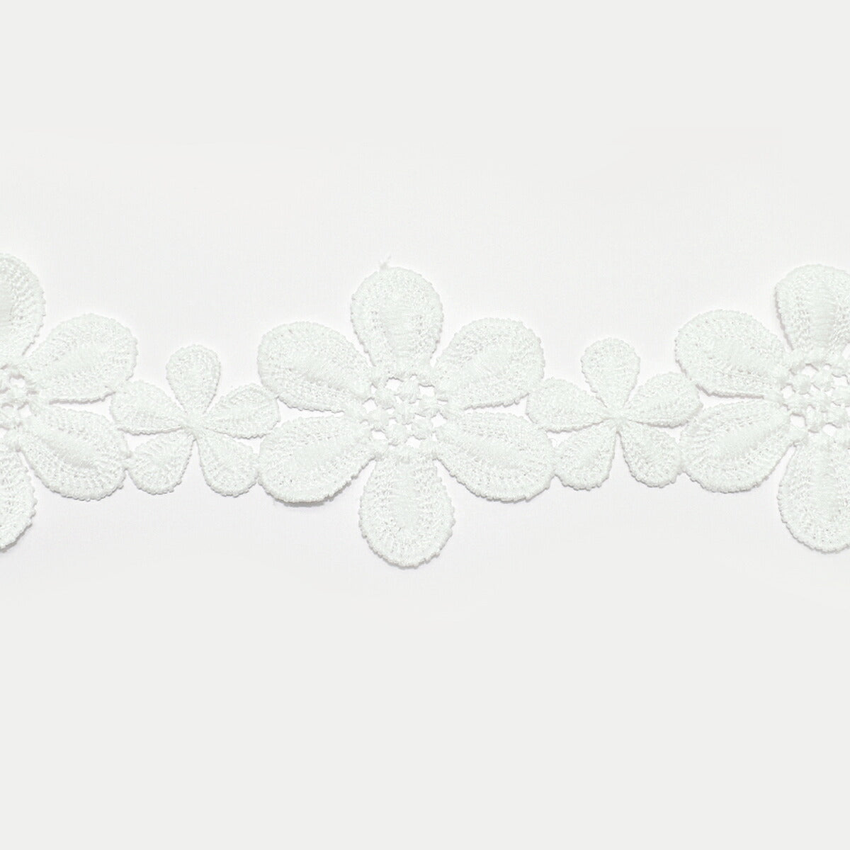 ふわふわ花弁の花柄レース・一連　幅55mm　1m単位　切り売り