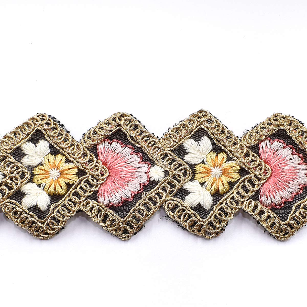 インド刺繍リボン　ひし形フレームのフラワー刺繍リボン　幅40mm　10cm単位　切り売り　(30cm以上)