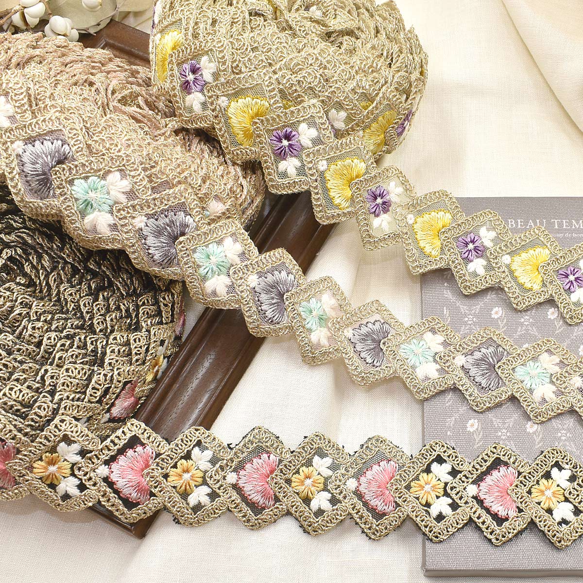 インド刺繍リボンひし形フレームのフラワー刺繍リボン幅40mm10cm単位切り売り(30cm以上)