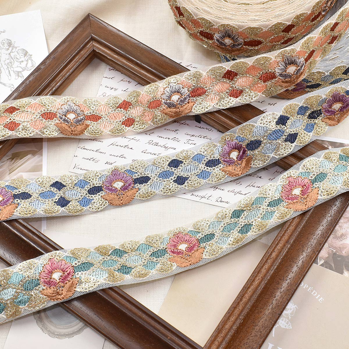 インド刺繍リボンスパンコール付きタイルとお花の刺繍リボン幅30mm10cm単位切り売り(30cm以上)