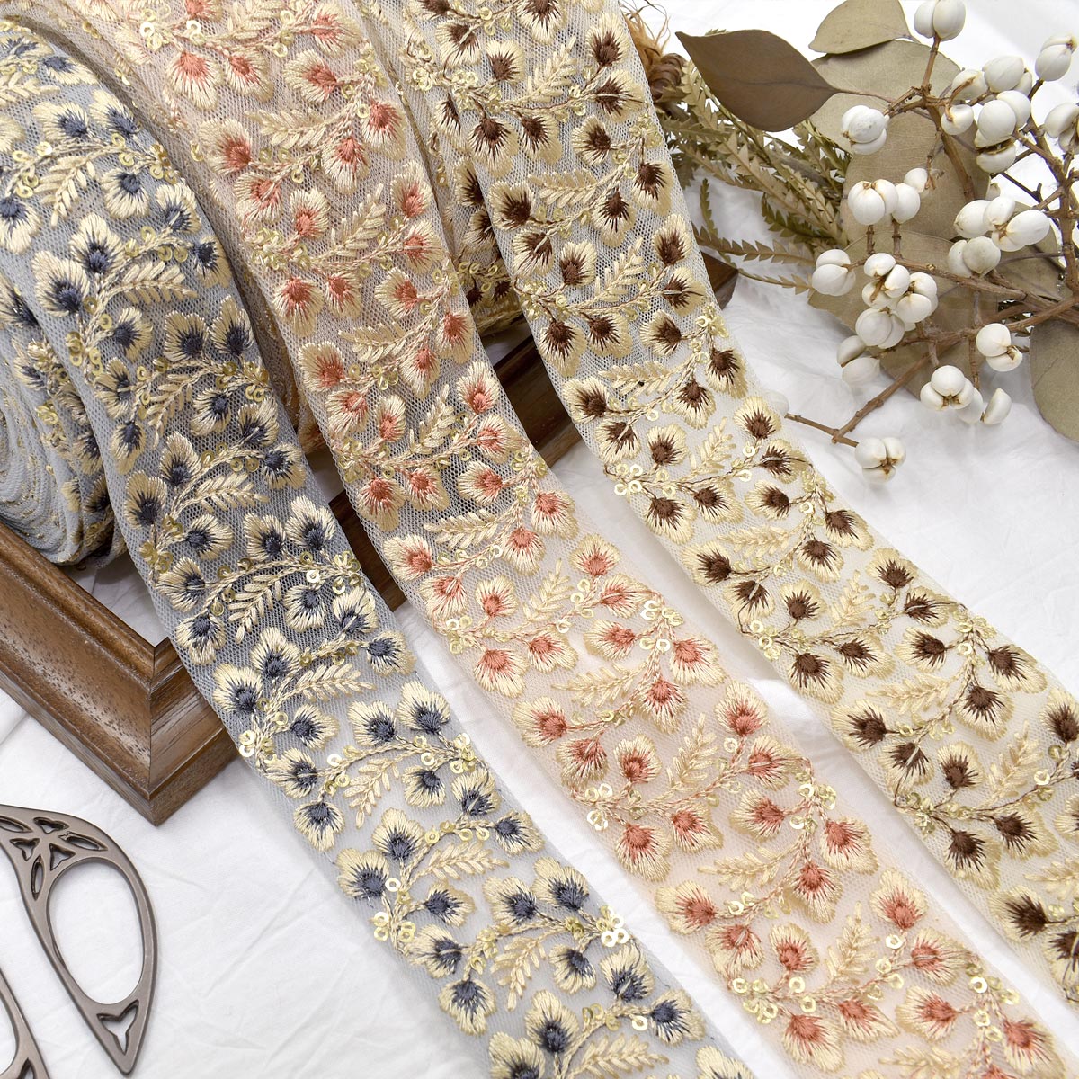 インド刺繍リボンスパンコールとナチュラルリーフの刺繍リボン幅45mm10cm単位切り売り(30cm以上)