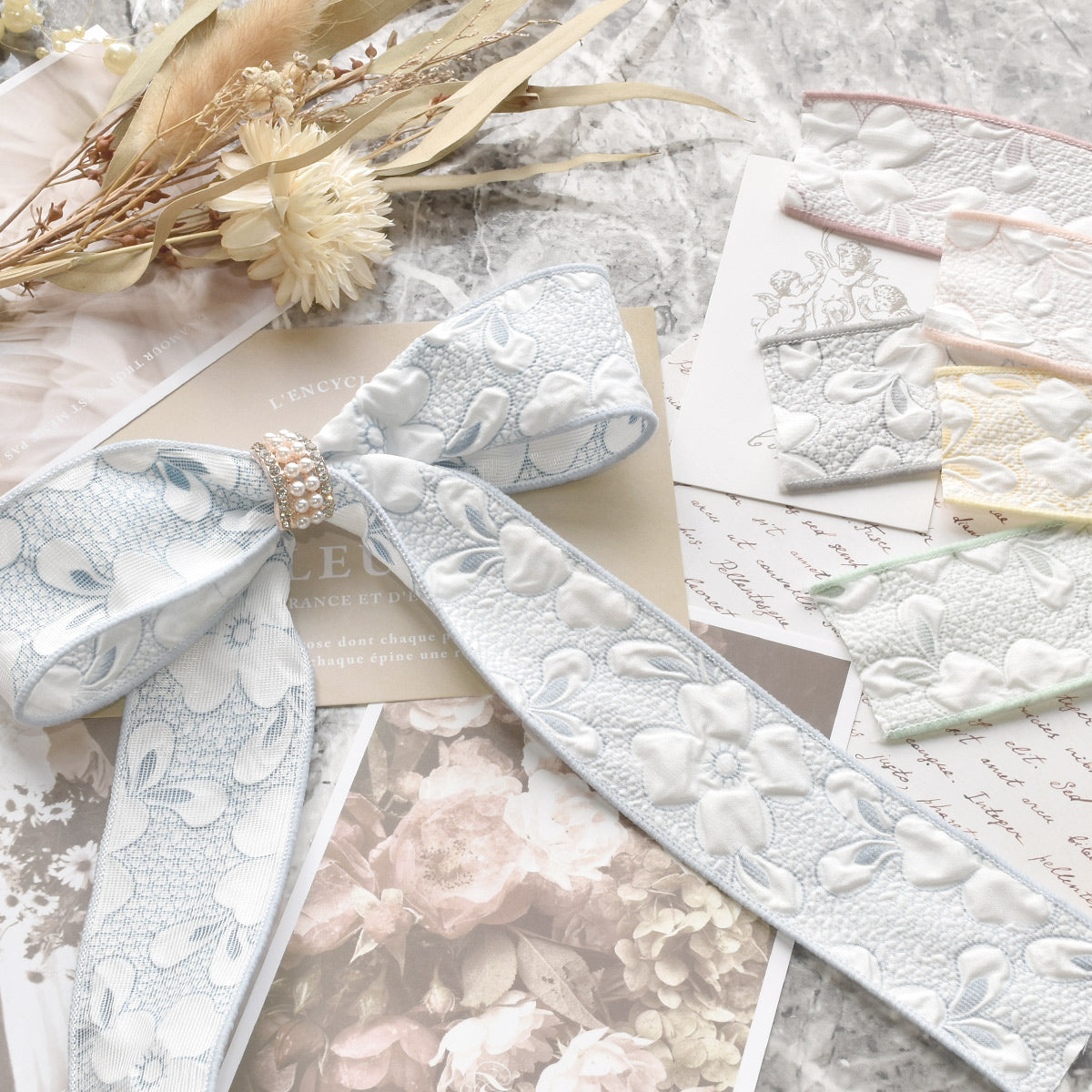 ぷっくりエンボス加工の白いお花リボン幅38mm1m単位切り売り(2m以上)「在庫限り」★