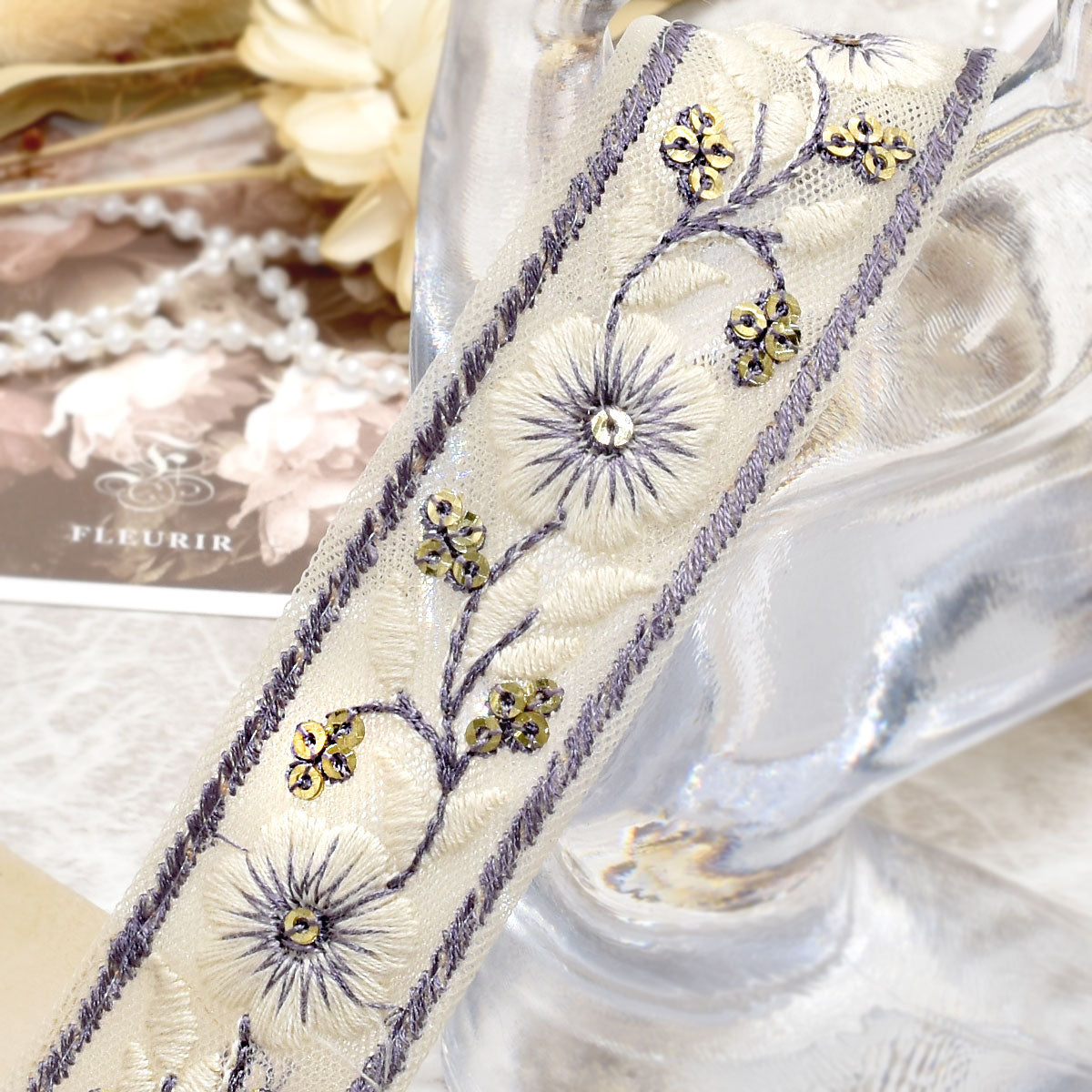 インド刺繍リボンスパンコールの小花と上品な乳白花柄刺繍リボン幅25mm10cm単位切り売り(30cm以上)