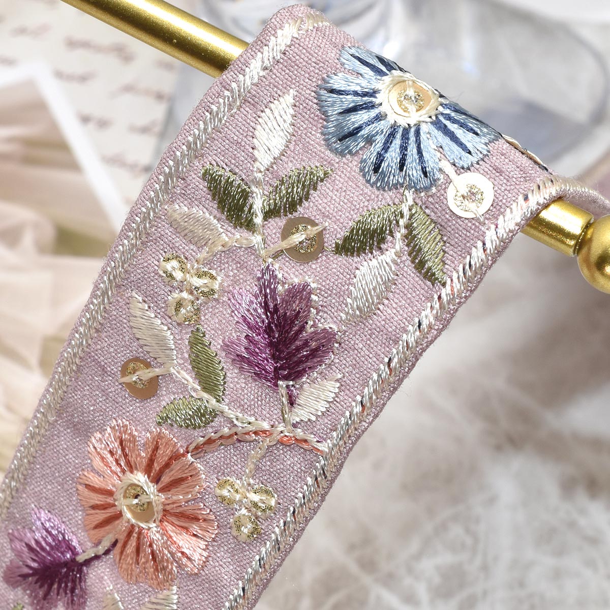 インド刺繍リボンゴールドスパンコール付き優雅な花柄刺繍リボン幅30mm10cm単位切り売り(30cm以上)