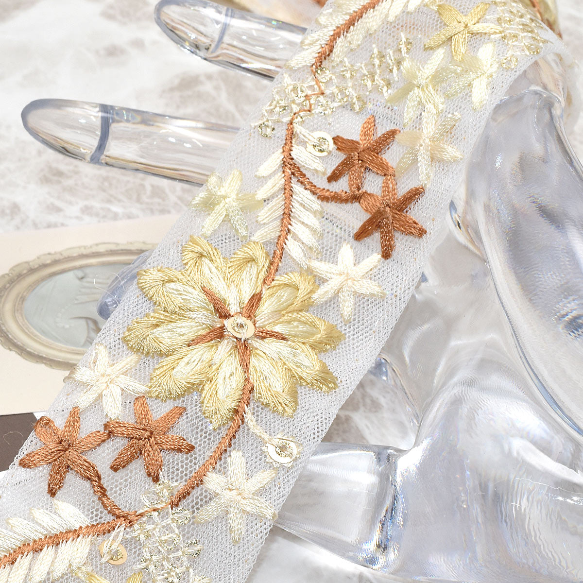 インド刺繍リボンラメ付きスパンコールとゴールドフラワー刺繍リボン幅40mm10cm単位切り売り(30cm以上)