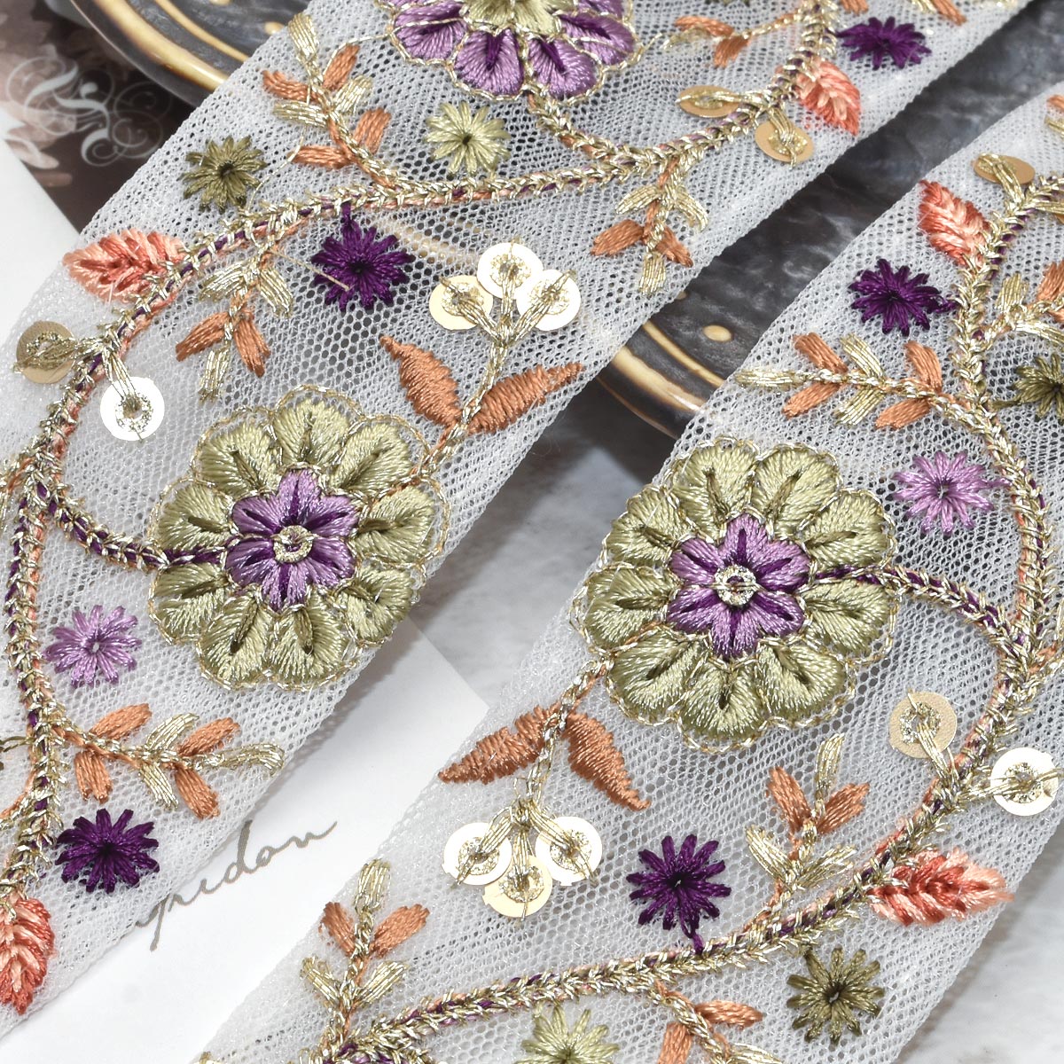 インド刺繍リボンラメ糸バイカラーのお花とミニリーフ刺繍リボン幅40mm10cm単位切り売り(20cm以上)