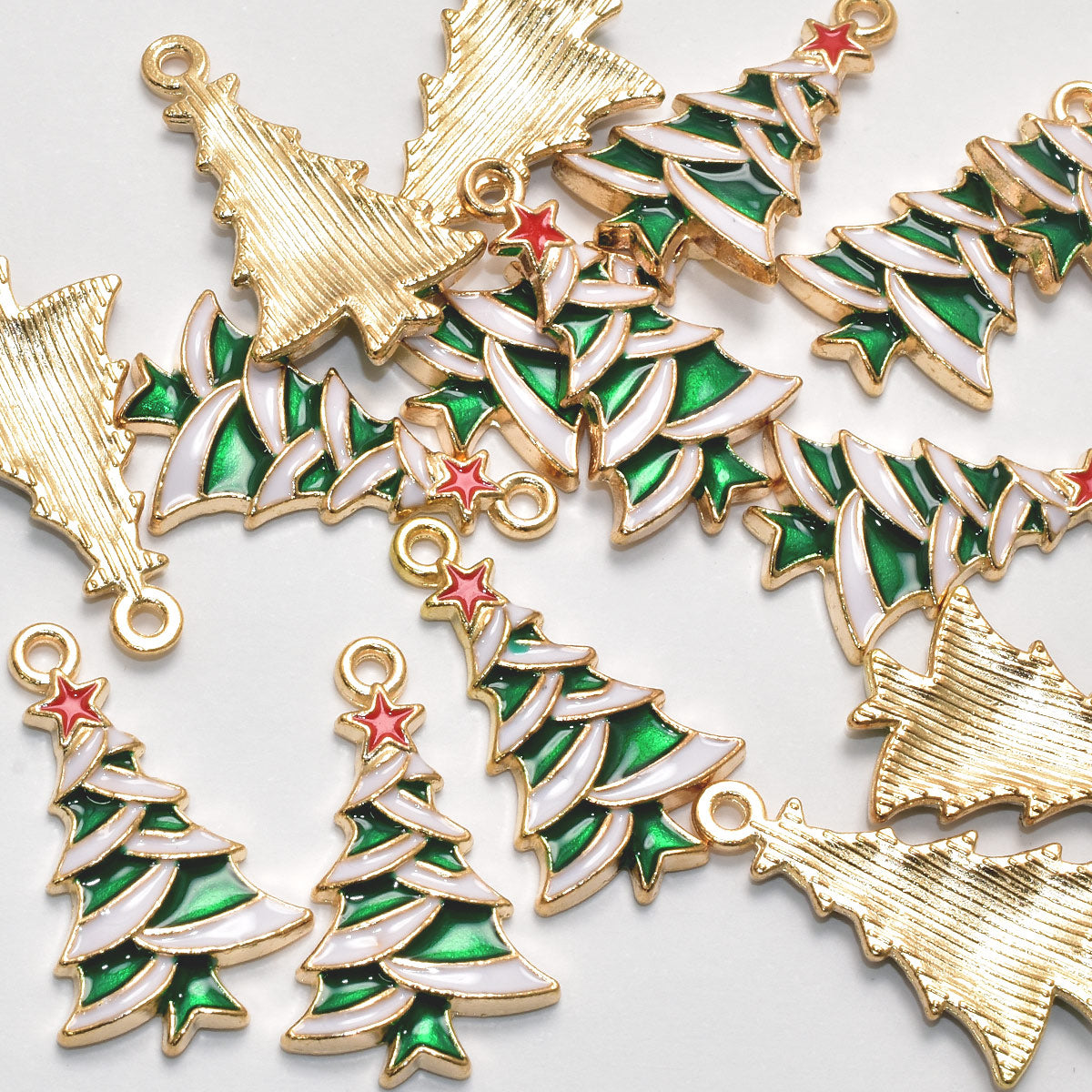 アクセサリーパーツ赤い星のクリスマスツリーチャーム4個