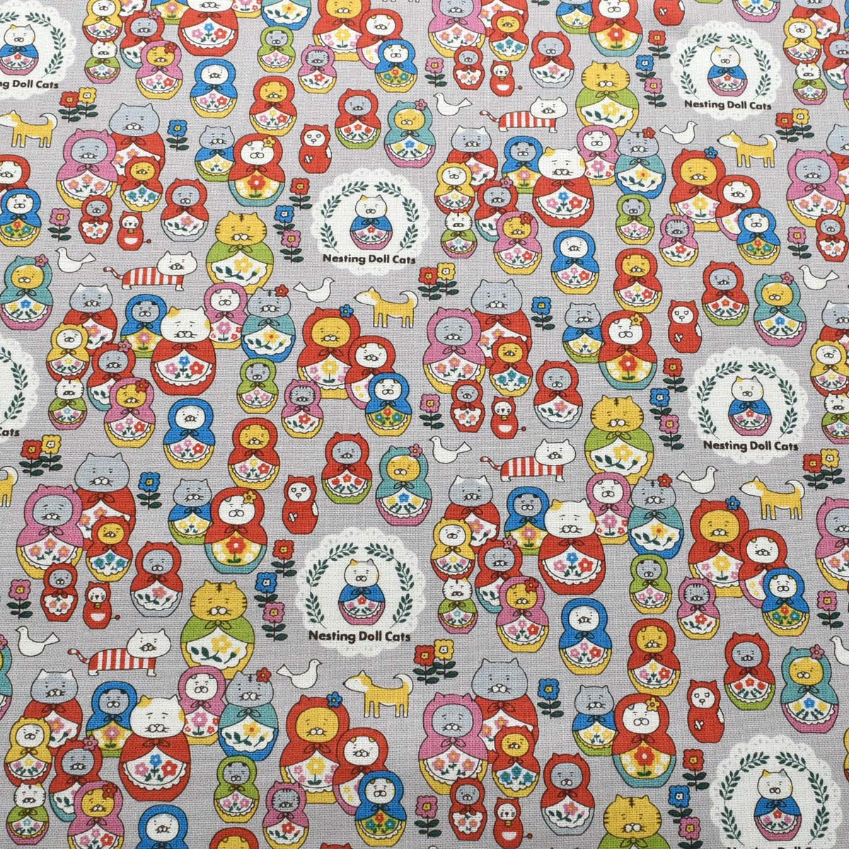 ネコリョーシカ　コットンキャンバス生地　 KTS7177　コットンこばやし　(30cm以上10cm単位切り売り)