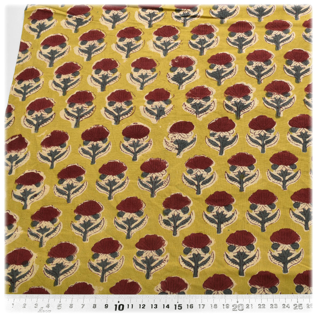 インド綿赤い花の小花シーチング生地HSK841-C2カナヤス(41)(30cm以上10cm単位切り売り)