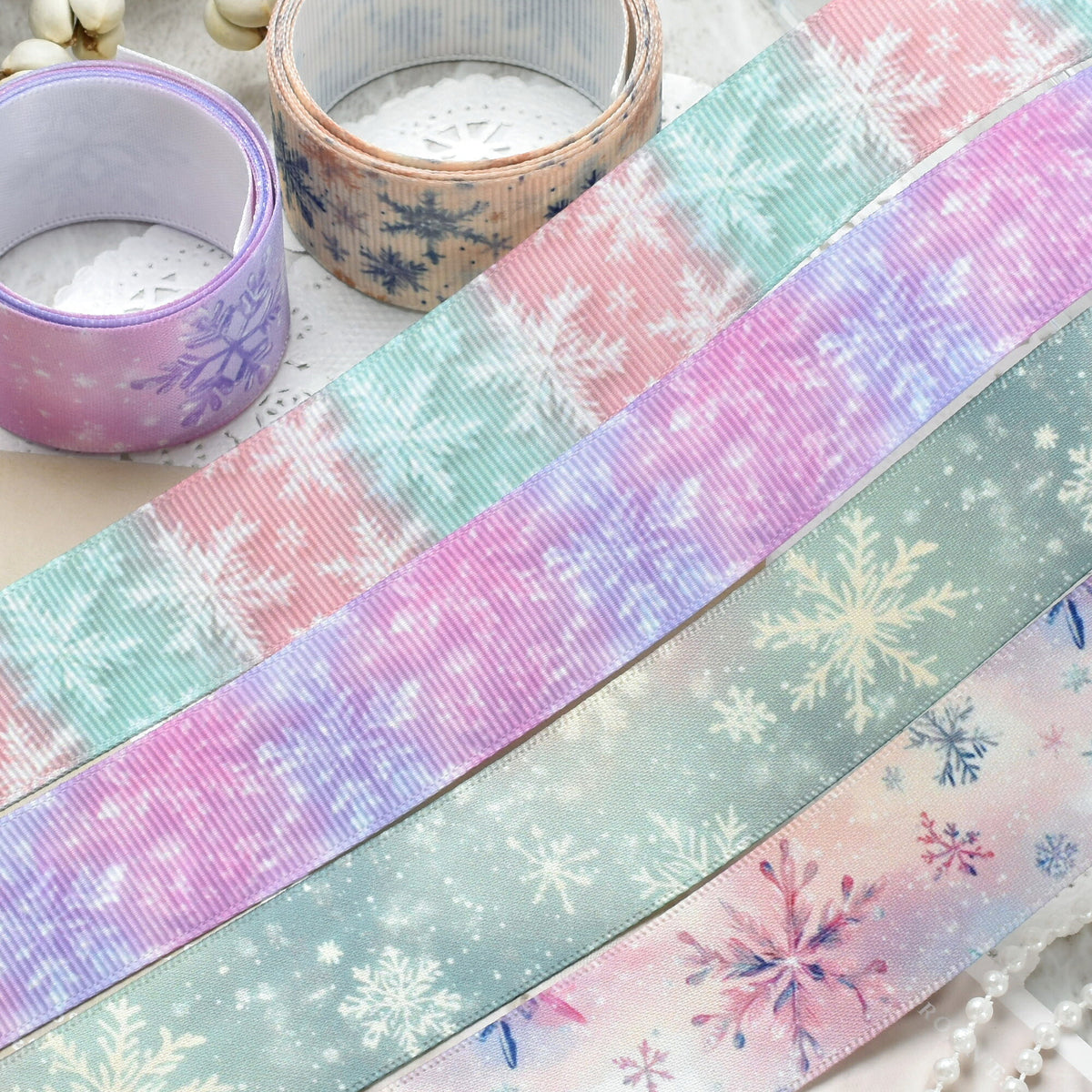 雪の結晶柄25mm幅プリントリボン約1ｍ（98ｃｍ）カット済み「グログランリボン／サテンリボン印刷リボン」